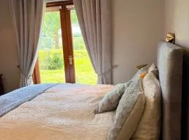 2 Bedroom Apartment - Free Parking & Garden