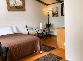 Room 15-1 Queen Suite-Woodland Motor Lodge