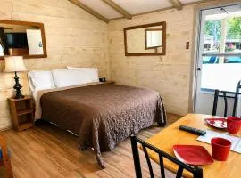 Room 18-1 Queen Suite-Woodland Motor Lodge
