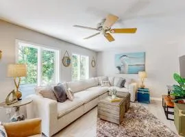 Lakefront house with breathtaking views, private dock & boat launch