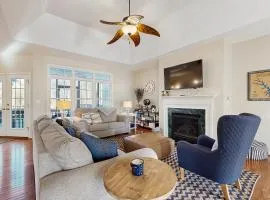 Peaceful lakeside retreat with hot tub, private pool, dock & paddle boards