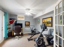Spacious lakefront house w/patio, balcony, grill & foosball