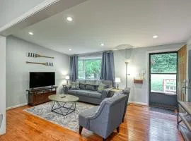 Quiet lake home with two kayaks, furnished deck, grill & fast WiFi - dogs OK