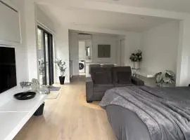 The Enchanted Studio - New 1 Bedroom Coastal Stay
