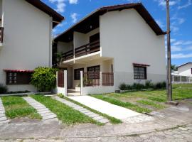 RESIDENCIAL COM CASAS DE 2 DORM - Praia Garopaba，位于加罗帕巴的酒店