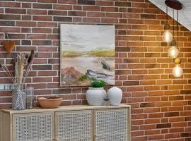 Luxury Holiday Home with Hot Tub & Wifi