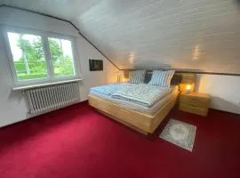 Großes Dachzimmer mit eigener Lounge in ruhiger Lage
