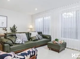 KozyGuru | Cobbitty | Modern Family Retreat