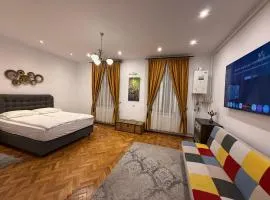 Insieme Studio - Small Square