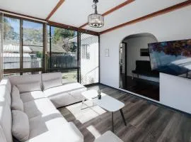 Morden 3 bedrooms house with office (Air-con)