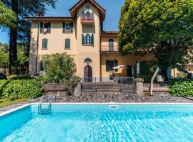Villa Santa Chiara Lesa - appartamento vista lago con piscina，位于莱萨的酒店
