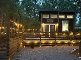 Lake Tenkiller Retreat with Hot Tub, Fire Pit & Dog Park in Oklahoma
