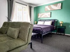 1 Bed - Sleeps 4 - WiFi & Free Parking
