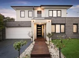 4BR Doncaster Home Dual Ensuites & Deck