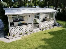 Waldbungalow mit WLAN und Terrasse in Seenähe-Hund willkommen