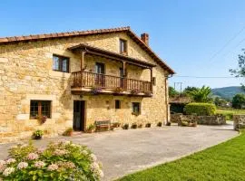 Casona de piedra con jardín cerca de Cabárceno
