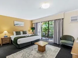 Leafy Studio Retreat near Shops Motorway Access by Custom Bnb Hosting