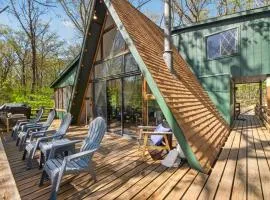 Lakeside Chalet with Hot Tub at Innsbrook Resort | Fireplace | Screened Porch