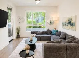 Charming 2BR Retreat Pool Gym 10min to Disneyland