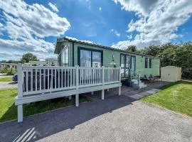 Lovely Caravan With Decking At Southview Holiday Park Ref 33059V