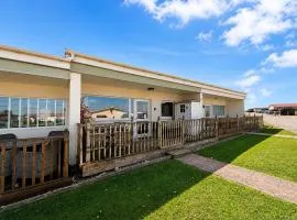 Chalet For Hire At Rainbows End Near A Beautiful Norfolk Beach Ref 31039R