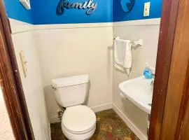 Queen Bed Near SU, Inviting Home.