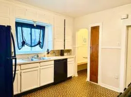 Pleasant Queen Bed Near SU and Dome