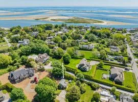 Cape Cod Cottage near Beaches & Downtown