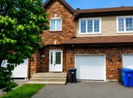 Elegant 3BR Townhome with Lounge, Parking