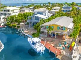 Tropical Villa Retreat Pool & Hot Tub