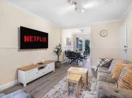 Tipton 3BR Home – Netflix Wi-Fi Driveway