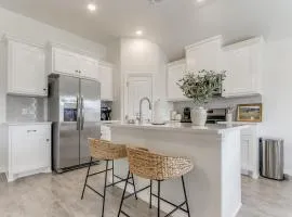 Piper Place A Modern Stay in Moore