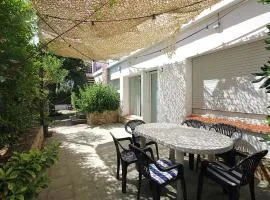 Apartamento PB 4 pers con Terraza y Aparcamiento Cerca Playa - ES-228-209