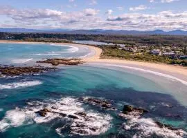 Single Level Retreat Near Beach & Mogo Trails