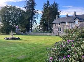 Stunning Victorian Lodge with 3 bedrooms near Inverness sleeps upto 6 The West Wing at Inverarnie Lodge