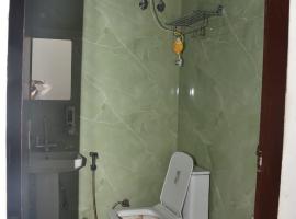 Hotel Shakti Stay - Vrindavan #Near Temples #Couple Friendly #Near Gol Chowk #Family & Deluxe Rooms #Ac Rooms #Lift #Budget Friendly，位于范兰德凡的酒店