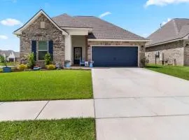 The Foley Escape- 10 min to Beach Sleeps 6