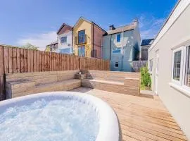 Stylish Cottage with Hot Tub & Countryside Views