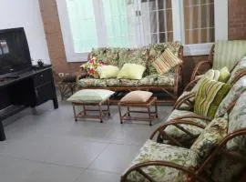 Casa com churrasqueira próximo à praia em Ubatuba