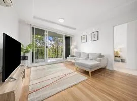 Heart of city modern 2BR free parking, near ANU, with pool,gym