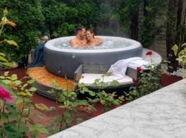 FOREST RETREAT Luxury Villas，位于布什泰尼的酒店