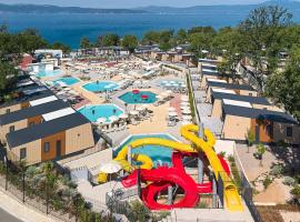 Aminess Style Camping Atea Glamping & Holiday Homes，位于奈维斯的酒店
