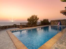 Sea-Sunset Views Villa Lefkothea with Private Pool near Elafonissi，位于AmigdhalokeFálion的度假屋