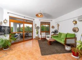 Hewani a bright & airy 1 BR apartment with an ocean view & pool