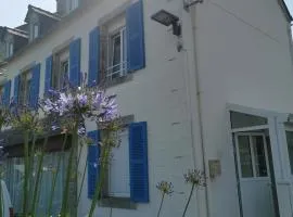 Gîte St Yves, 6 kms des plages, GR34, maison de ville à Plomodiern centre
