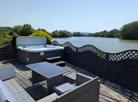 Lakefront Lodge with Hot Tub - Aylesbury Lodge