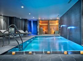 索菲亚安提波利斯金色郁金香spa酒店，位于瓦尔邦讷的带按摩浴缸的酒店
