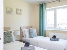 4 Bed House, With Garden, Close To Gatwick