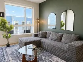 Elegant Escape 10 Min from Disneyland With Pool & GYM