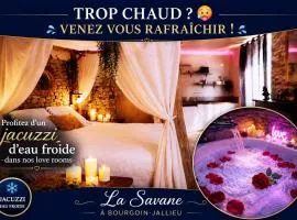 La suite Safari jusqu'à 4 personnes, Spa XXL, day use, 5 min centre ville, cinéma, cascade et lit sous les arbres